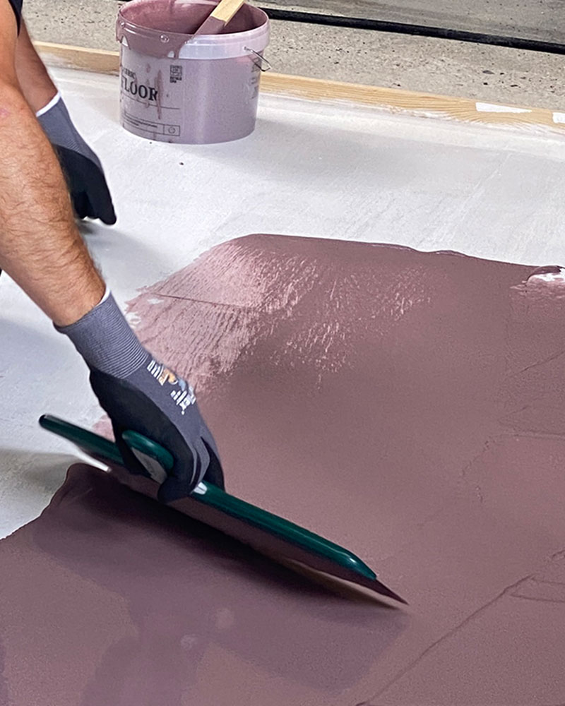 Du skal arbeide vått-i-vått og sparkle i mye buer. Unngå å sparkle i samme retning for å få et flott og levende resultat.