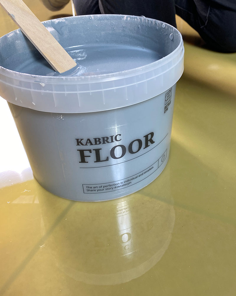 Uansett om du velger Prepare eller Smooth Prepare, så skal overflaten være herdet, tørr, 100% jevn og glatt, innen påføring av KABRIC Floor.