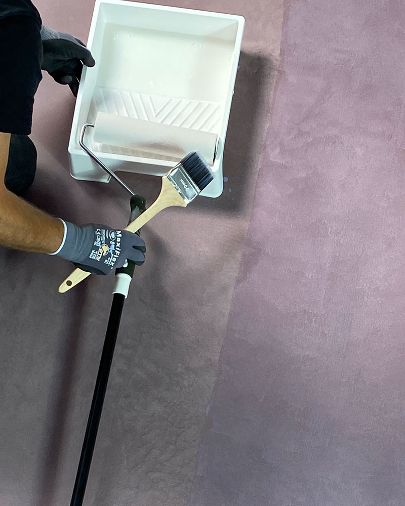 Sørg for at overflaten er tørr og ren innen påføring av lakk. Jell lakken over på et malebrett og påfør med pensel ved kantene og en rulle over de store arealene.