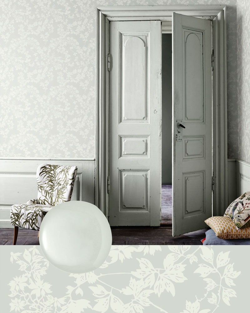 Botanica med lys grå. Hvite og grå toner gir et sart, ”coolt” uttrykk. Nøytral og lys uttryk. Til veggen, til møblet, til taket, til treverk. Den fungerer på alle overflater som ses sammen med det vakre tapetet. På eksemplet er det paneler og dører, som er blitt frisket opp. Tapet: 510117, farve: 510117 – Botanica